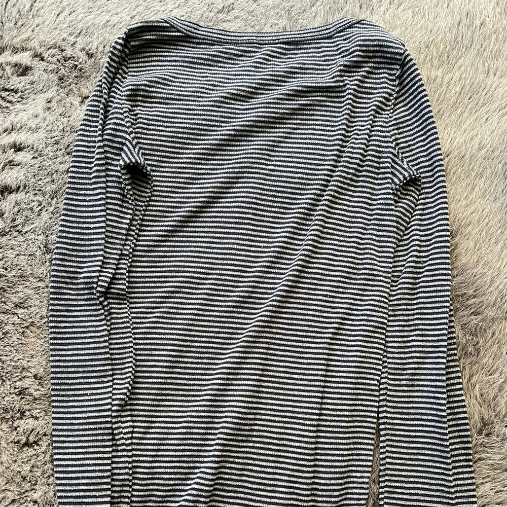 Splendid Striped Henley
Grey + navy waffle fabric with snaps - Picture 3 of 4
